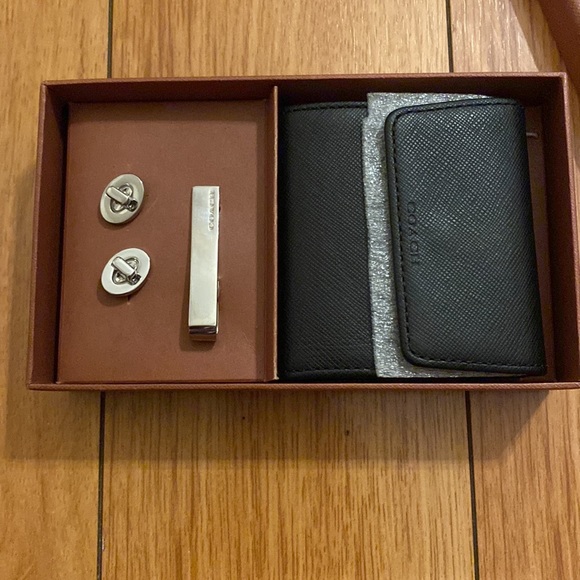 Coach trifold wallet cuff link and tie bar gift box set. New - Picture 2 of 3